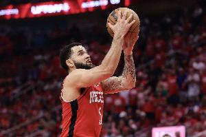 火记：范弗里特表示不愿公开谈论未来去向 但强烈暗示愿留队