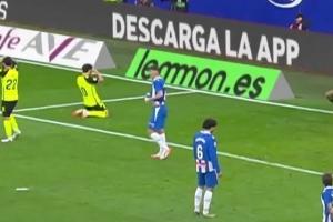 这不罗本吗🤯安东尼逆天弧线世界波，众队友跪地+抱头难以置信