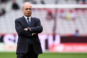 记者：坎波斯仍在与巴黎谈续约，他不是曼联蓝军考虑的管理层人选