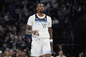 打得可以但崴脚了！里德半场5中3拿到6分4板1断 3失误