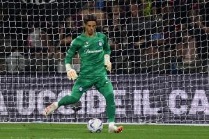 记者：索默是目前欧洲最顶尖门将之一，他转会国米后又有很大进步