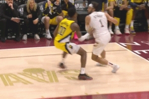 很激烈！马瑟林贴防击中斯特鲁斯致其出血 自己也吃到技犯