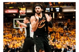 20+7+7&零失误！骑士赢球海报：斯特鲁斯当选封面人物