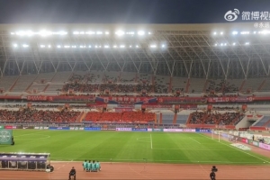 记者：泰山球迷赛前保持静默，第14分钟全场恢复加油