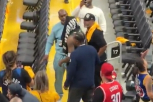 🤗爱德华兹赛后来到场边 与小佩顿父亲“手套”佩顿拥抱致意