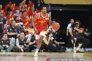 苦苦支撑！小巴里-布朗半场13投8中 独得全场最高19分另2板2助1断