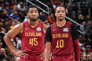 骑士上半场出现14次失误 比步行者多10次 首发五虎各两次