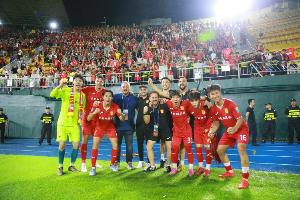 足球报：萨尔瓦多推行边中结合+高位逼抢战术，铜梁龙进攻更立体