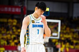 直播吧：首钢表示 曾凡博预计今晚会到场为队友加油