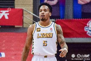 状态炸裂！巴里-布朗首节11中7高效拿下15分2板2助 打进压哨抛投