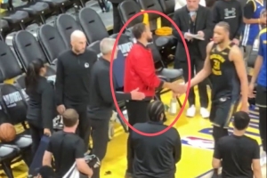 😞略显无奈！库里赛后在场边与队友一一击掌