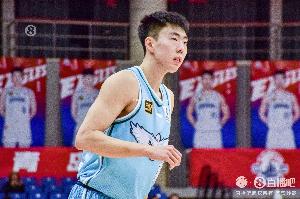 段昂君季前赛左手舟骨骨折 赛季期间采取保守治疗 今日进行了手术