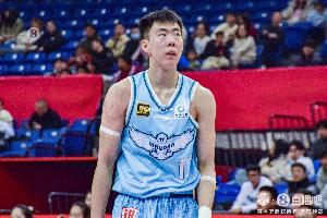 直播吧：医生从手肘部取出一块骨头植入段昂君手腕舟骨骨折部位