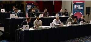 难以置信👀独行侠抽到状元签后 抽签室三个垫底队高管面面相觑