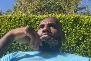 假日时光😁詹姆斯自拍在后院放松听歌 摇头晃脑悠然自得🎵