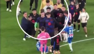 巴萨赛后庆祝时与西班牙人球员冲突，加维准备上前被莱万阻止