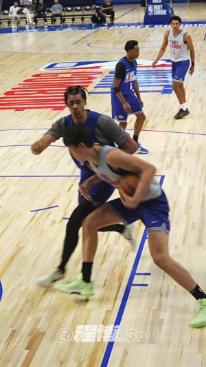 脚步技术细腻呀~👀杨瀚森潇洒转身对抗打三分 和队友撞胸庆祝