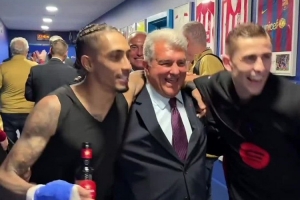 今个真高兴！拉波尔塔来到更衣室，与球员们一起庆祝夺冠