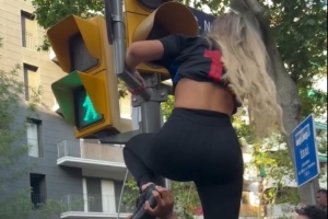 🤣很疯狂！夺冠游行时，拉菲尼亚妻子试图爬上红绿灯但没能成功