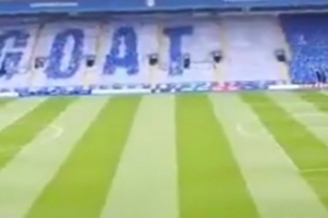 💙🤍莱斯特城主场巨型tifo为瓦尔迪告别：GOAT”🐐🏴