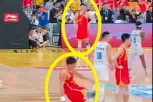 😑心里在想啥？孙铭徽大脚将球开飞时 胡金秋叉着腰目睹了全程