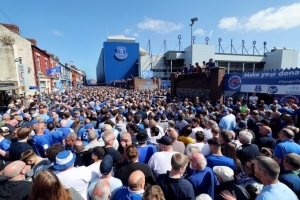 英超官方晒图：大量埃弗顿球迷到场告别古迪逊公园球场