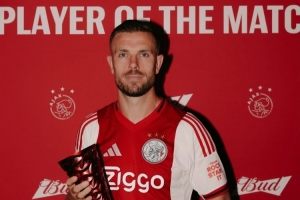 心里苦！阿贾克斯丢冠，亨德森领取全场最佳球员奖时面如死灰