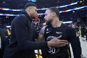 字母哥多次提到库里👬网友：你直说想跟他当队友就行了