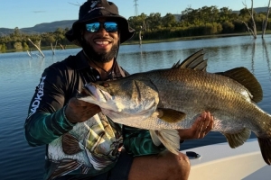 这鱼怎么样？西蒙斯INS晒照出海钓鱼 与友人肆意玩耍