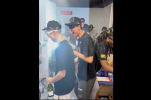 20年磨一剑登顶CBA 广厦男篮更衣室疯狂庆祝&下起香槟🍾雨