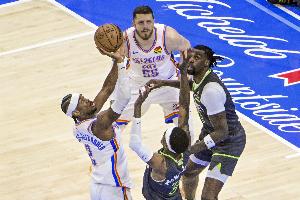 苦不堪言🙃小麦全场紧盯SGA防到24分钟6犯离场 贡献7分6板3助