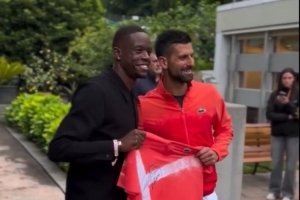 德约科维奇与摩纳哥球星扎卡里亚碰面，向其赠送签名球衣