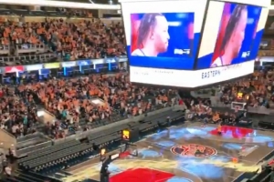 客场2-0！步行者主场看球派对上 球迷们欢呼雀跃🥳