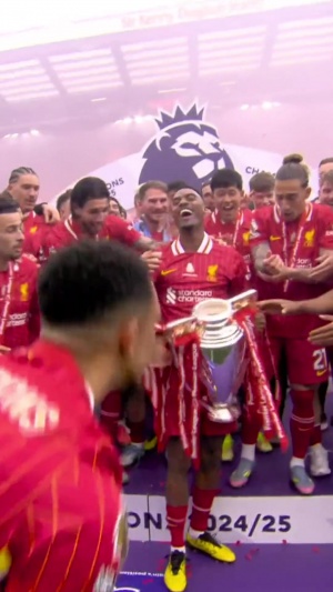 赫拉芬贝赫弄丢“王冠”被索博打头👑阿诺德捡起来为萨拉赫戴上