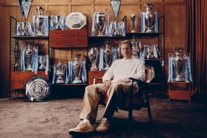 已是传奇！曼城官方社媒晒德布劳内蓝月生涯奖杯