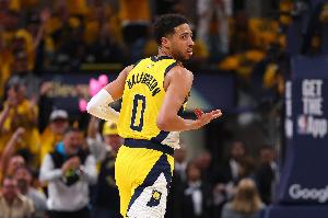 哈利伯顿用大号三双再次证明掌控比赛的实力 华子还需好好学习