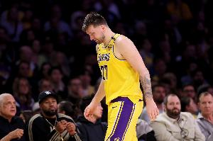 皮尔斯：东契奇要学会防守&别被单打针对 抢板和拼防是态度问题