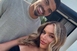 女友晒与吉布斯-怀特度假照，连衣裙尽显好身材😍