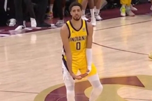 误会了🐶哈利之前不是跳大蛋舞🤪而是提前练习举奖杯