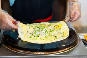 “苏超”期间盐城送福利：外地游客凭赛事入场票可免费领鸡蛋饼