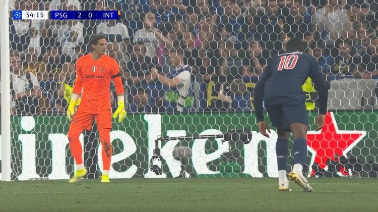 非静止画面！国米开门球，登贝莱踩着禁区线蓄势猛扑🐆