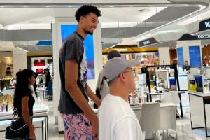 悄悄的中国行🦄！网友拍到文班亚马在北京逛商场 个头还是显眼~