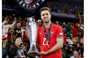 若塔晒与奖杯合照致谢球迷：有你们的支持，一切皆有可能