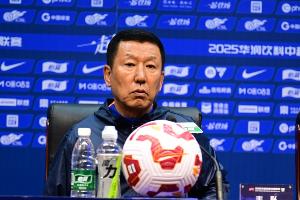 崔康熙：球员没展现责任心&有被迫害想法 比赛监督你觉得判罚如何