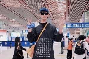 早日康复！曾凡博工作室晒小曾机场照：德国康复训练之旅启程