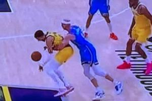 太多争议😔美媒转发：卡鲁索&多特拔枪扫射裁判也只会笑着装傻