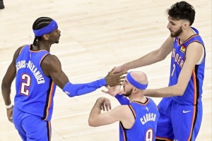 SGA：卡鲁索是队里唯一拿过总冠军的球员 他说话时大家都会认真听