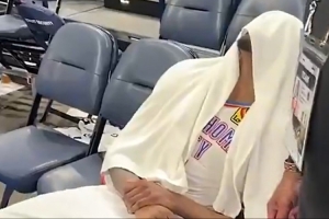 不容易！杰伦威累瘫在座椅上 R-杰弗森过来打招呼差点被无视😂