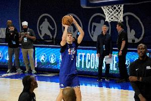 队记：弗拉格将和独行侠GM哈里森共进晚餐 还会和一些队员会面