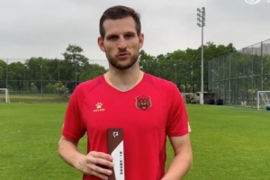 梅开二度！上海嘉定汇龙外援科菲领取中甲第11轮最佳球员奖杯